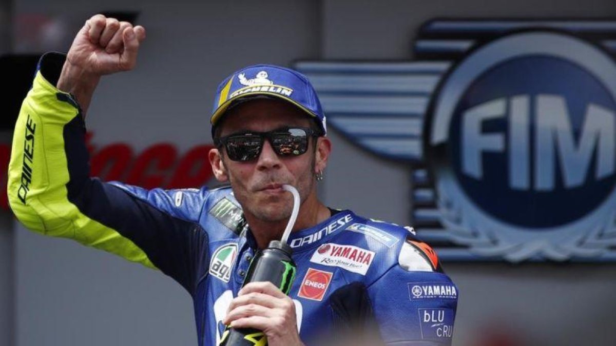 Valentino Rossi (Yamaha) celebra, en el podio de Barcelona, su cuarto tercer puesto de esta temporada.-AP / ERIC ALONSO