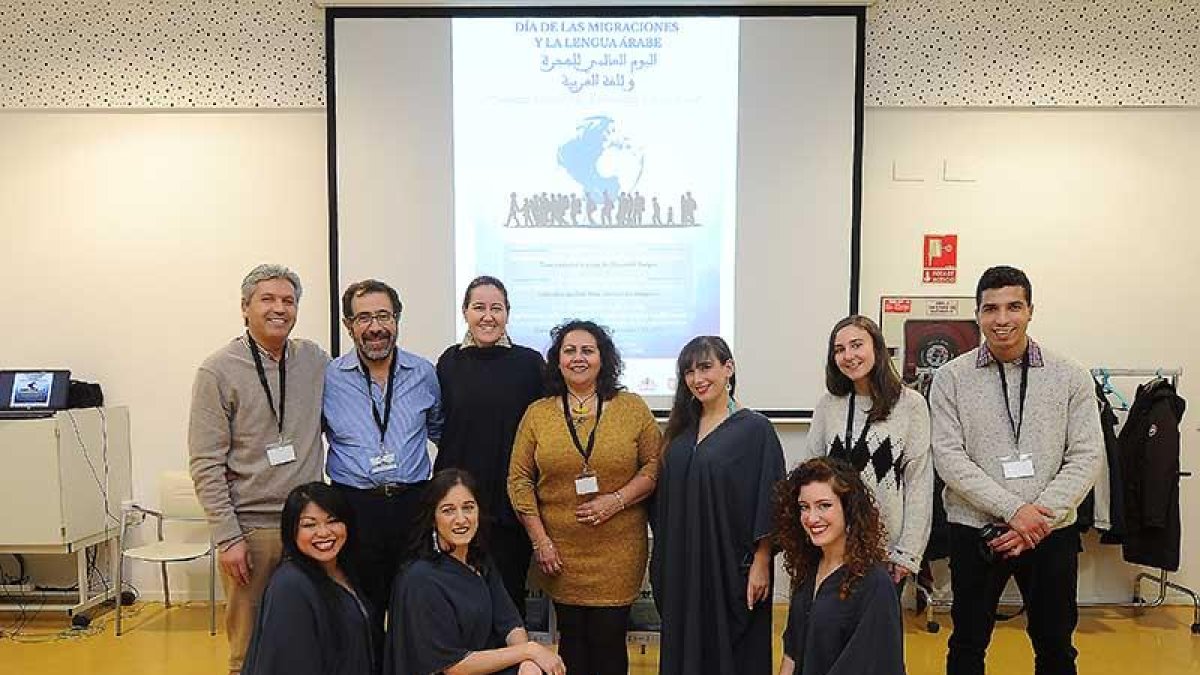 La Biblioteca Miguel de Cervantes acogió ayer la inauguración de una exposición de la asociación, a la que acudió la concejal Gema Conde.-RAÚL OCHOA