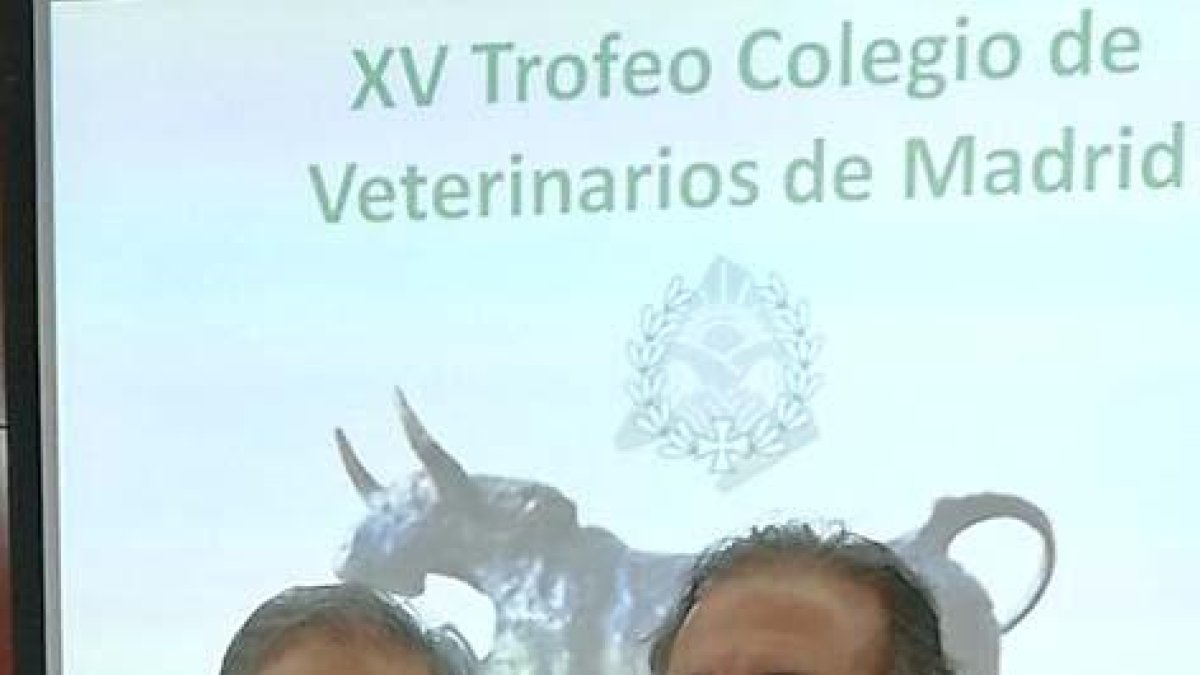 Bañuelos recoge el premio de los veterinarios de Madrid.