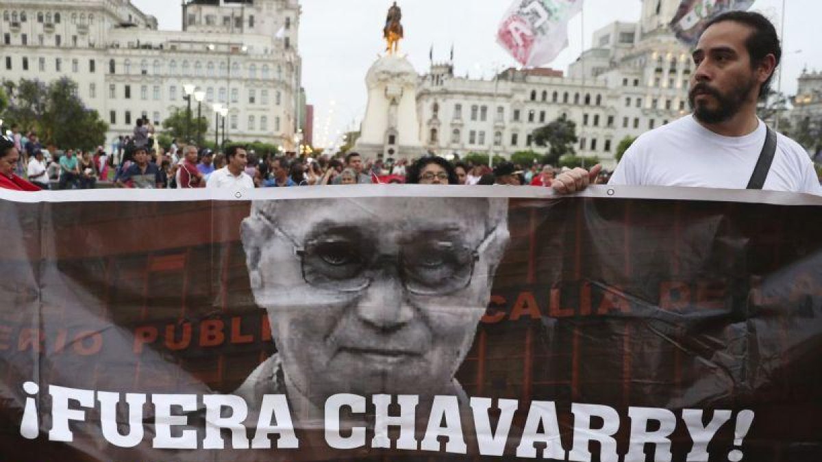 La destitución de los dos fiscales generó una masiva movilización en Lima exigiendo la salida del fiscal de la Nación, Pedro Chávarry.-AP