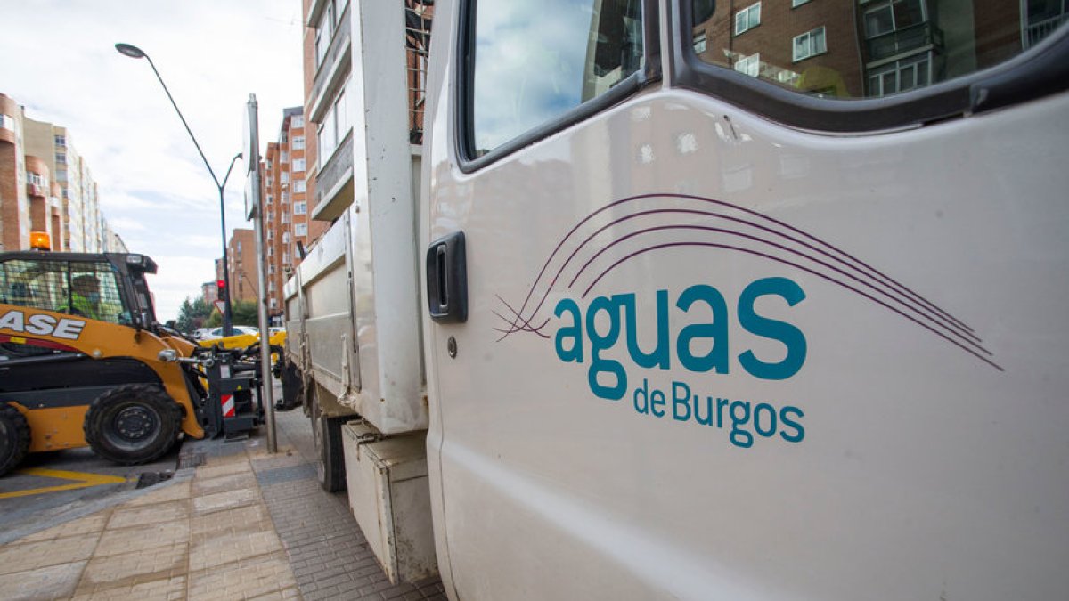 Imagen de un vehículo de Aguas de Burgos. TOMÁS ALONSO