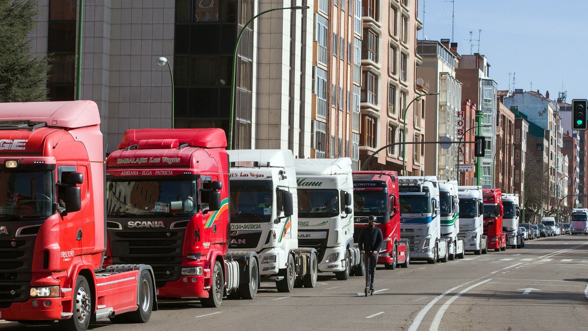 Cola de camiones en la calle Vitoria. TOMÁS ALONSO