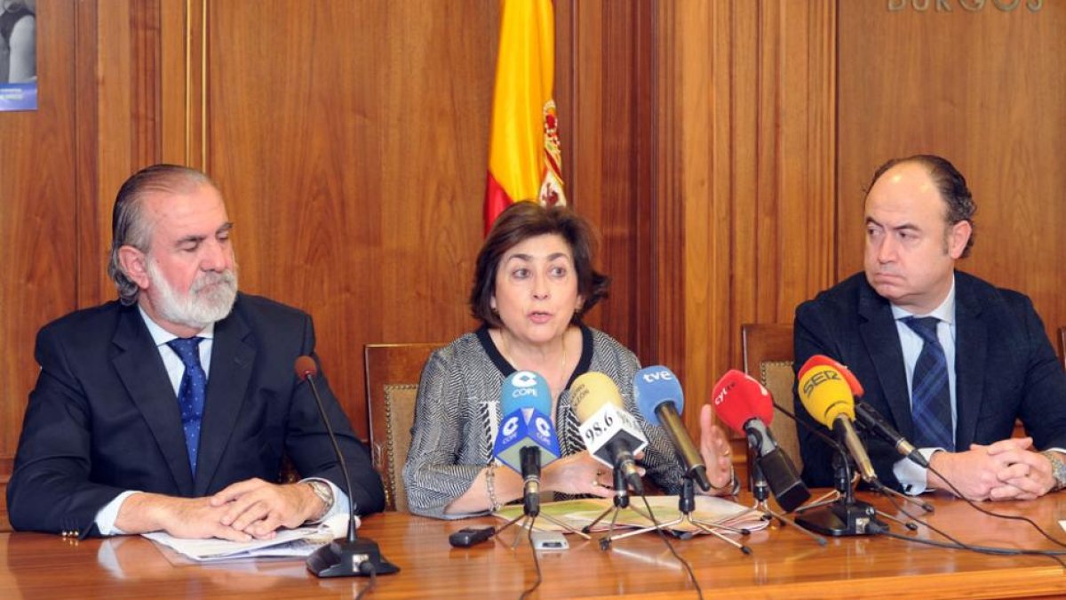 Fernando Hernández, Soledad Díaz y Joaquín Delgado durante la presentación de las jornadas.-ISRAEL L. MURILLO
