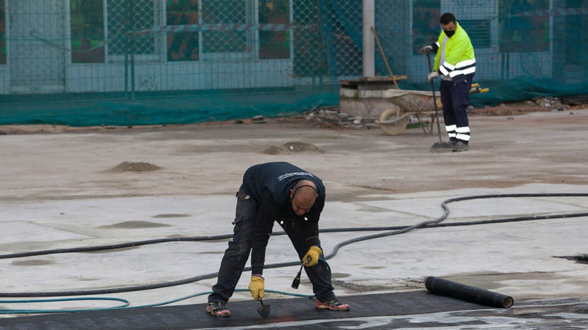 Un operario trabaja en la impermeabilización de la plaza de Santiago.TOMÁS ALONSO