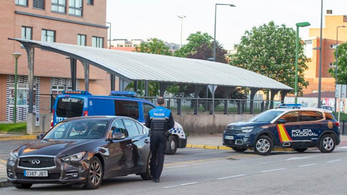 El vehículo, ubicado en un garaje de la calle Gonzalo de Berceo, presentaba marcas de la colisión tras el súbito ataque al corazón sufrido por su conductor. SANTI OTERO
