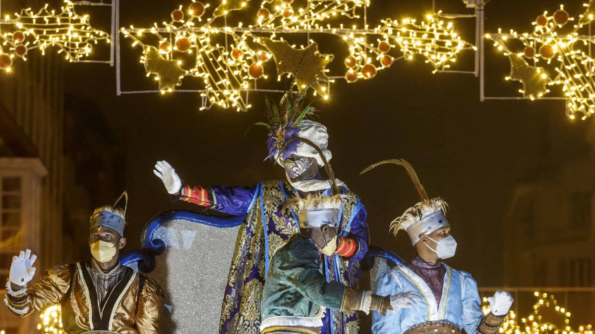 El Rey Baltasar y su séquito en un momento de la Cabalgata de Reyes de 2021. SANTI OTERO