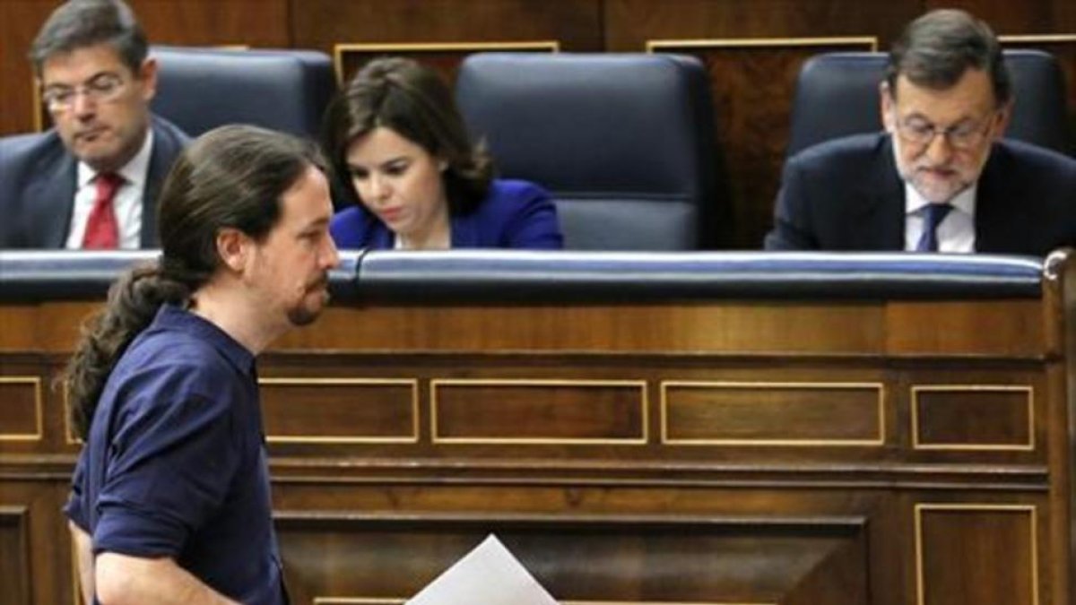 Pablo Iglesias, Mariano Rajoy, Albert Rivera y Pedro Sánchez (abajo), en tres momentos del pleno del Congreso de ayer.-JUAN MANUEL PRATS