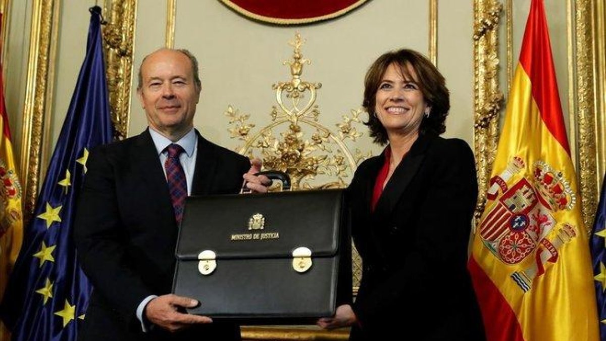 Juan Carlos Campo recibe la cartera del Ministerio de Justicia de manos de Dolores Delgado.-BALLESTEROS / EFE