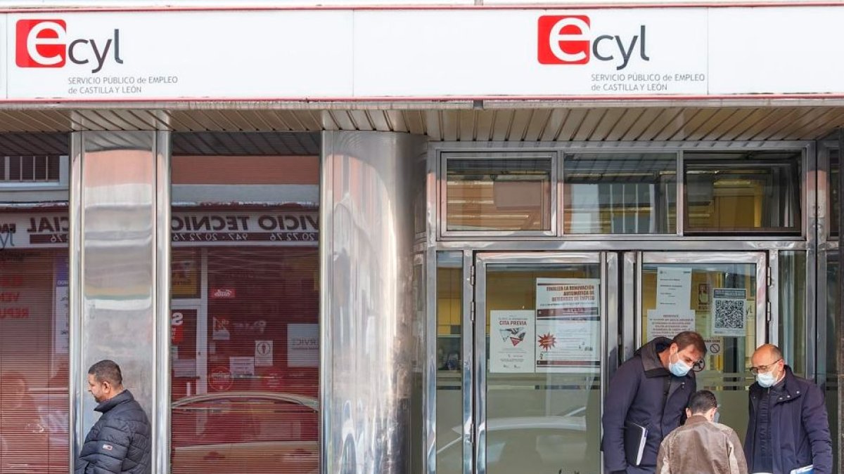 Oficina del Ecyl en la calle Calzadas de Burgos. SANTI OTERO