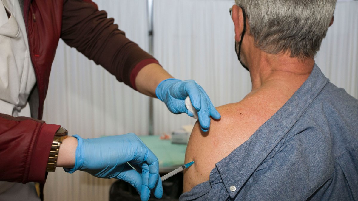 La vacunación a nacidos en 1956 y 1957 se extiende a la provincia. TOMÁS ALONSO