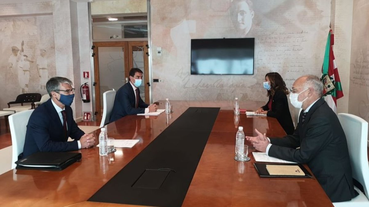 El consejero de la Presidencia, Ángel Ibáñez, ha mantenido un encuentro con la consejera de Gobernanza Pública y Autogobierno, Olatz Garamendi. ECB