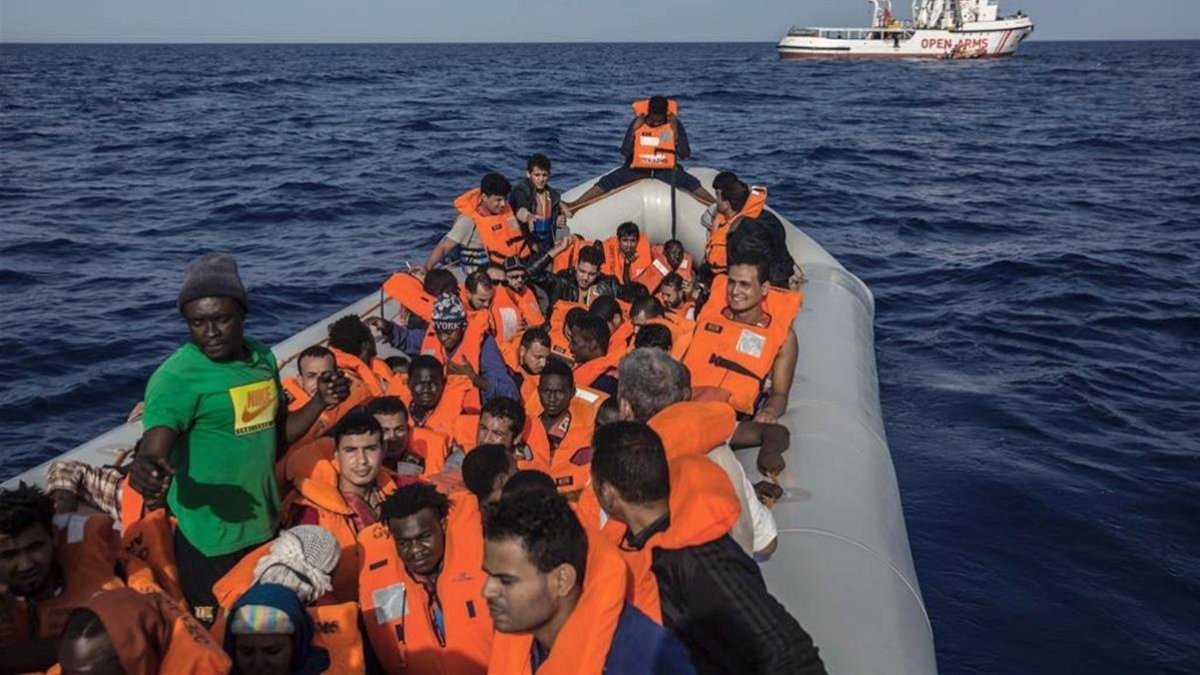 Un grupo de inmigrantes rescatados por la oenegé Open Arms.-/ PERIODICO