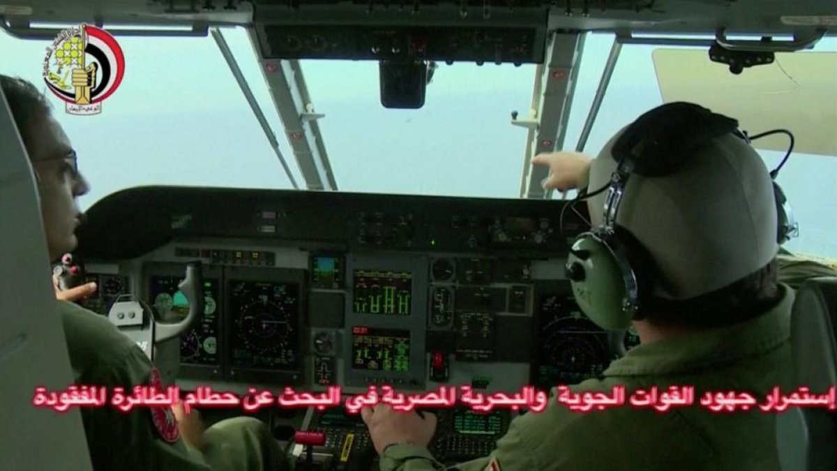 Un piloto egipcio, durante la operación de búsqueda de los restos del avión accidentado.-REUTERS TV / REUTERS
