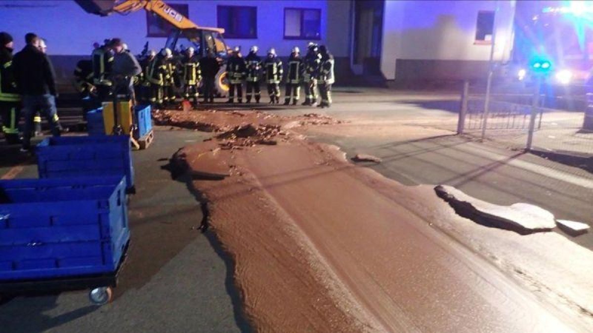 Un río de chocolate en una carretera de Werl, Alemania.-FEUERWEHR WERL (REUTERS)