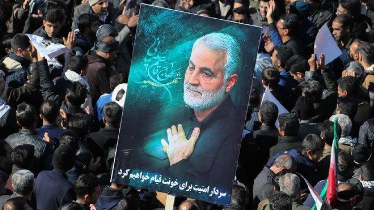 Miles de personas participan en el cortejo fúnebre de Soleimani en Kerman, su ciudad natal.-ATTA KENARE (AFP)