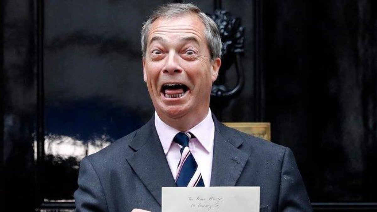 Nigel Farage, frente a la puerta del 10 de Downing Street, con una carta para la aún primera ministra, Theresa May, en la que pedía que su partido sea incluido en las futuras negociaciones con Europa.-TOLGA AKMEN / AFP
