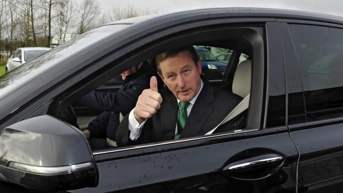 El primer ministro irlandés Enda Kenny, saluda trasvotar en un colegio electoral en Castlebar, Irlanda.-EFE / AIDAN CRAWLEY