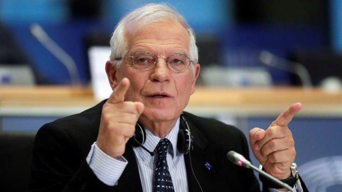 Josep Borrell, durante su intervención en la Eurocámara, este lunes.-OLIVIER HOSLET (EFE)