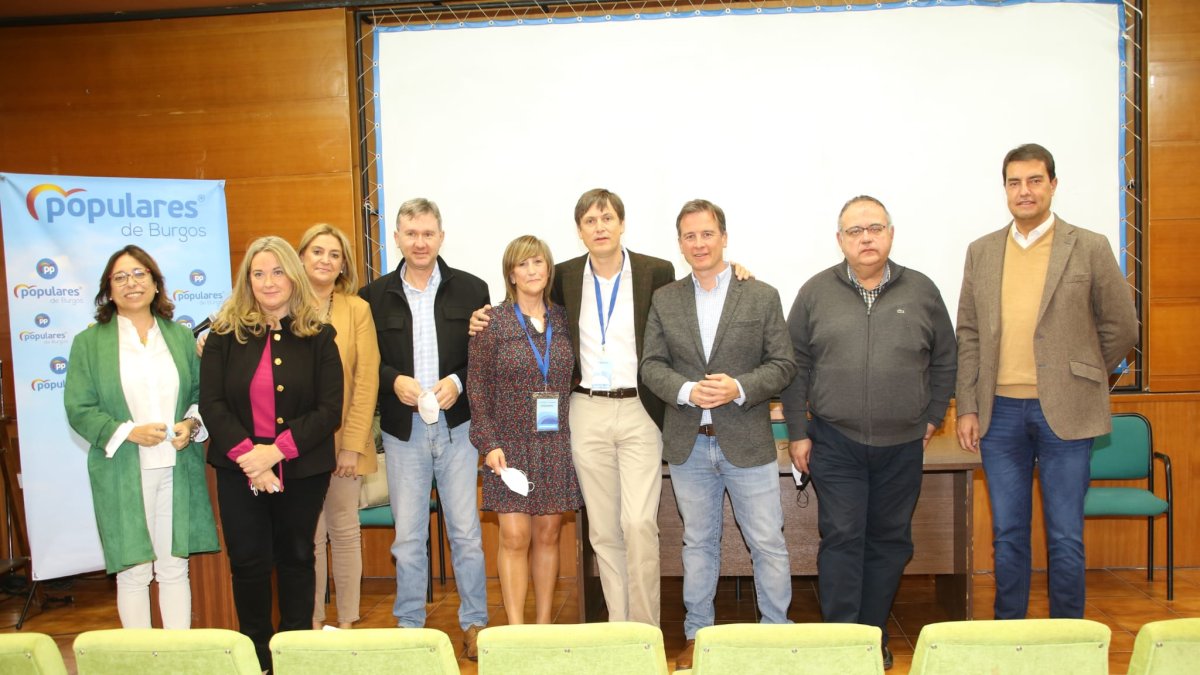 En el centro, Arturo Pascual, junto al presidente, Borja Suárez, y dirigentes del PP de Burgos. ECB