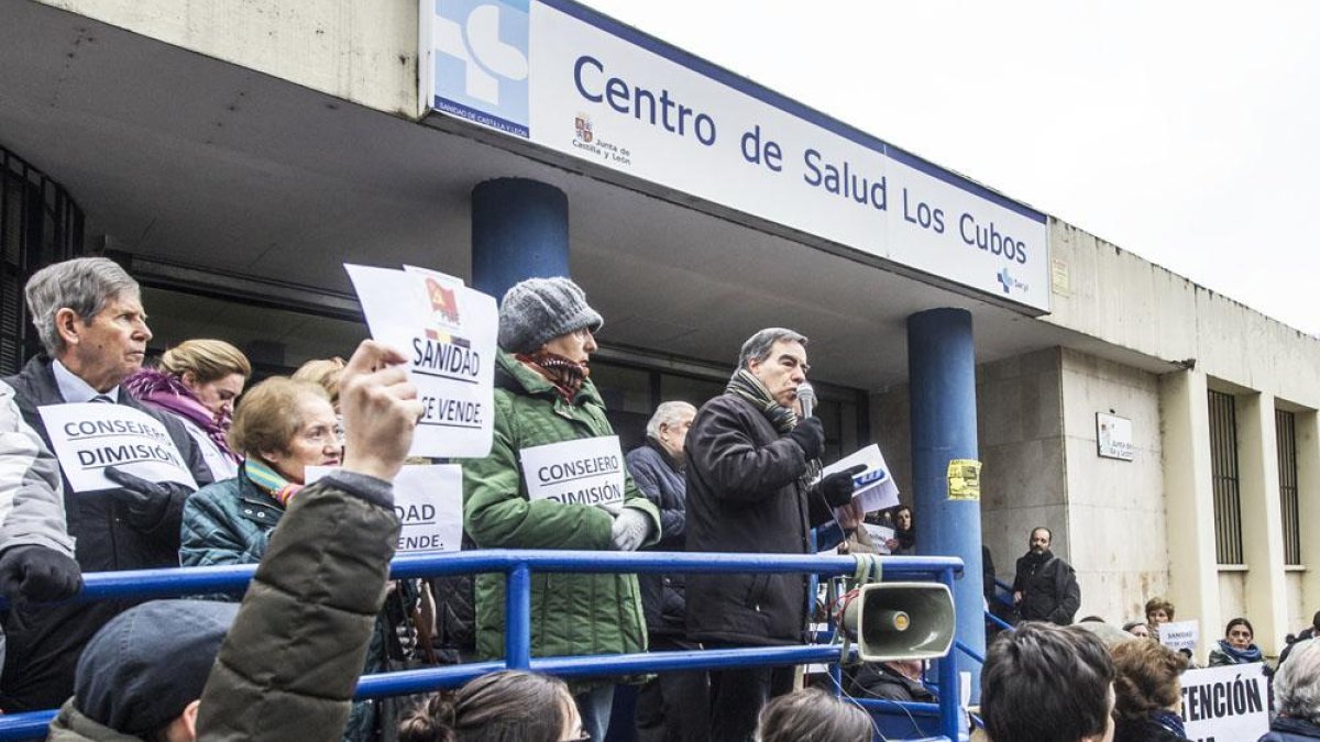 Nueva protesta vecinal, ayer a las puertas del centro de salud de Los Cubos.-ISRAEL L. MURILLO