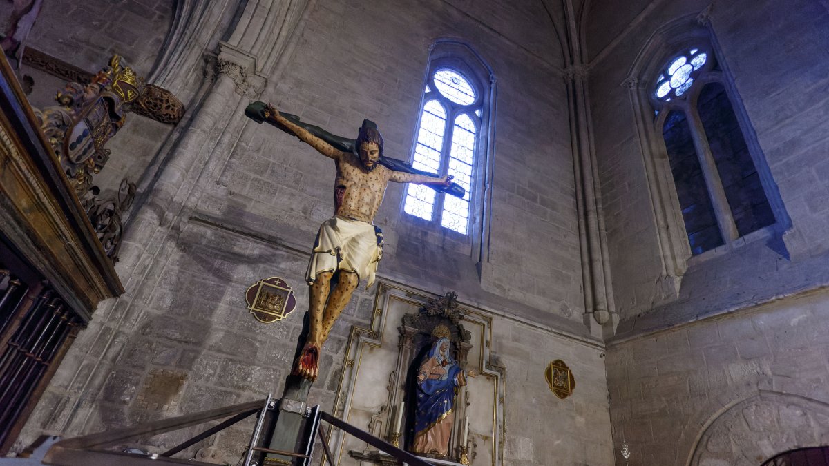 La imagen del Cristo de Burgos que procesionará, por fin, ergido gracias al sistema de la nueva cruz que afianza el proceso. Al fondo la imagen de Nuestra Señora de los Dolores. SANTI OTERO