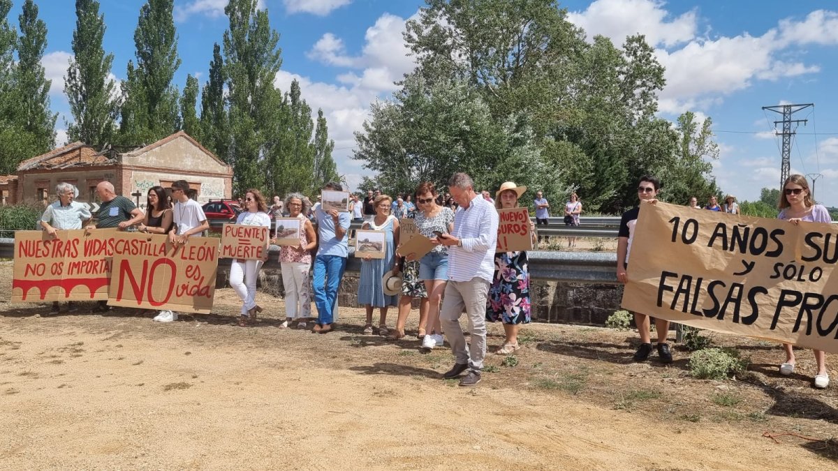 Los vecinos de pueblos aledaños al Canal de Castilla se manifestaron en Zarzosa del Río Pisuerga donde fallecieron seis personas en 2012. ECB