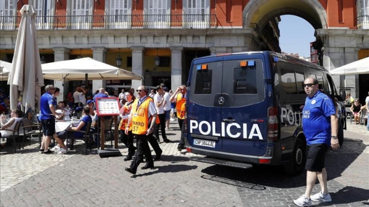 Presencia policial en la Plaza Mayor antes del partido.-REUTERS / CARL RECINE