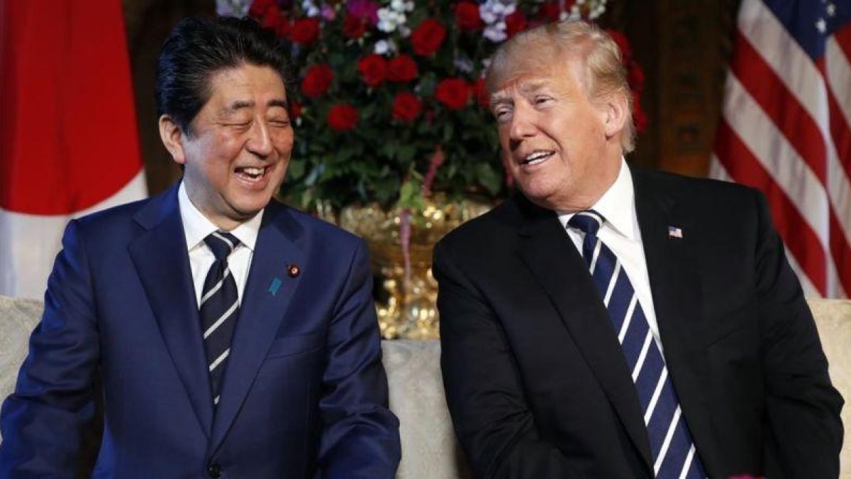 El presidente de EEUU, Donald Trump, con el primer ministro japonés, Shinzo Abe.-PABLO MARTINEZ MONSIVAIS / AP