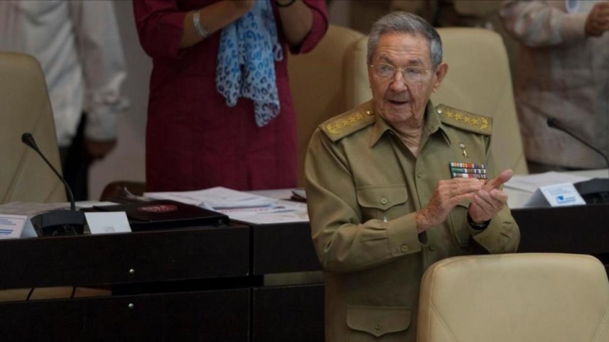 Raúl Castro habla en el Parlamento.-