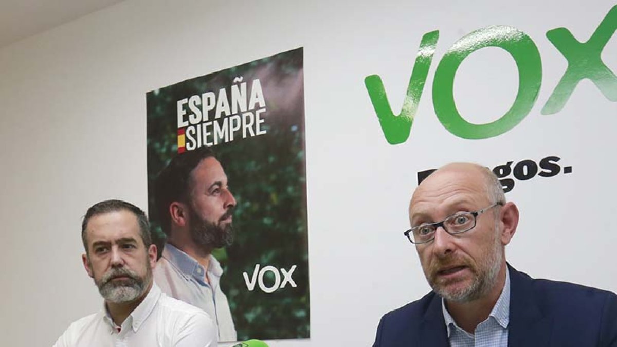 Javier Martínez e Iñaki Sicilia en la sede de Vox Burgos. R.G.O.