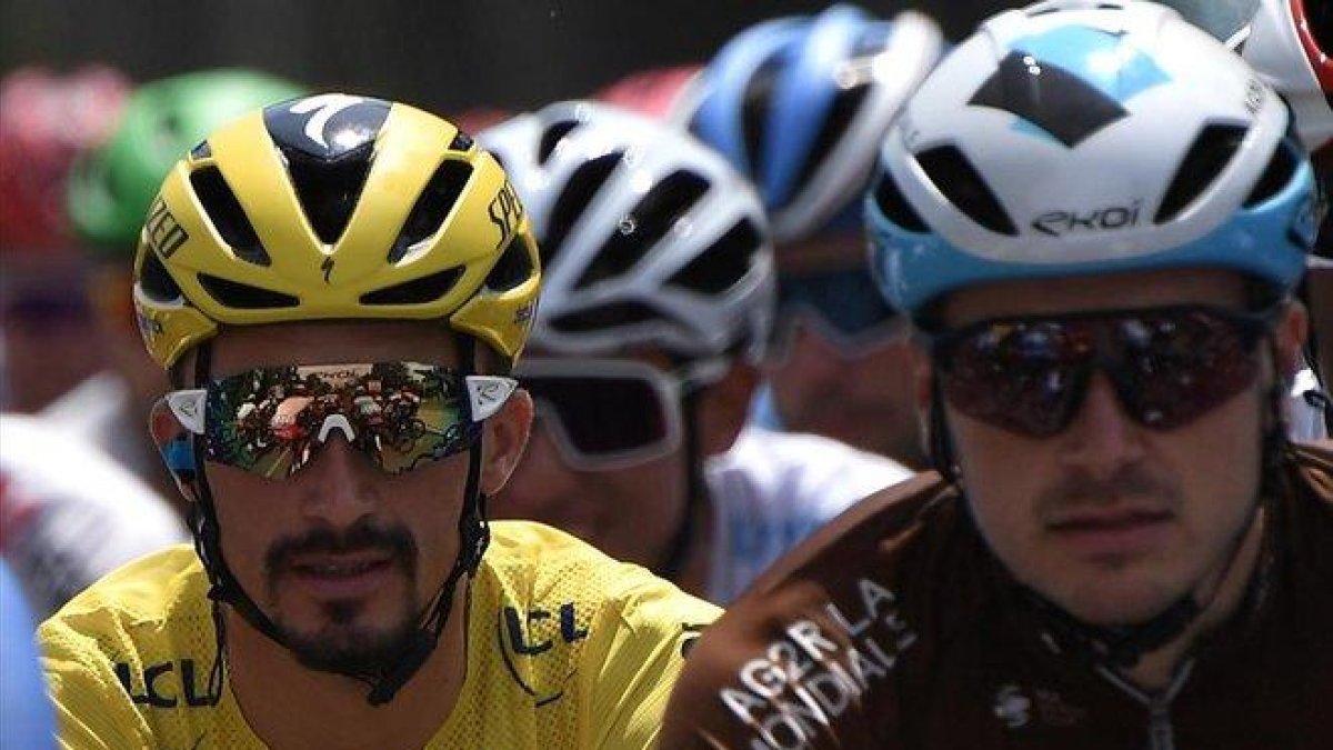 Julian Alaphilippe, de amarillo, durante la 11ª etapa del Tour.-MARCO BERTORELLO / AFP