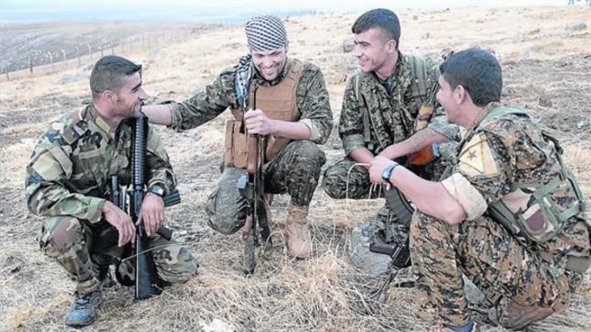 El combatiente Jordan Matson, el segundo por la izquierda, junto a varios combatientes kurdos.-JORDAN MATSON / FACEBOOK