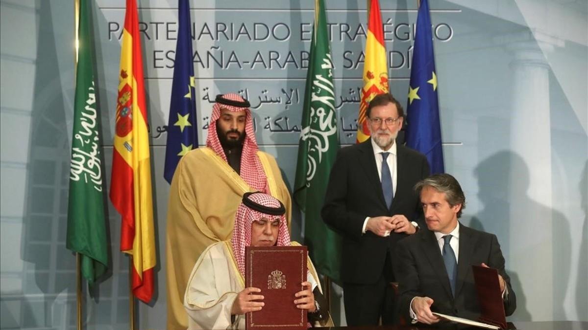 El ex presidente del Gobierno, Mariano Rajoy, con el principe heredero de Arabia Saudi,  Mohamed Bin Salman Bin Abdulaziz Al Saud, durante la firma de diversos acuerdos el pasado abril en Madrid-KIKO HUESCA