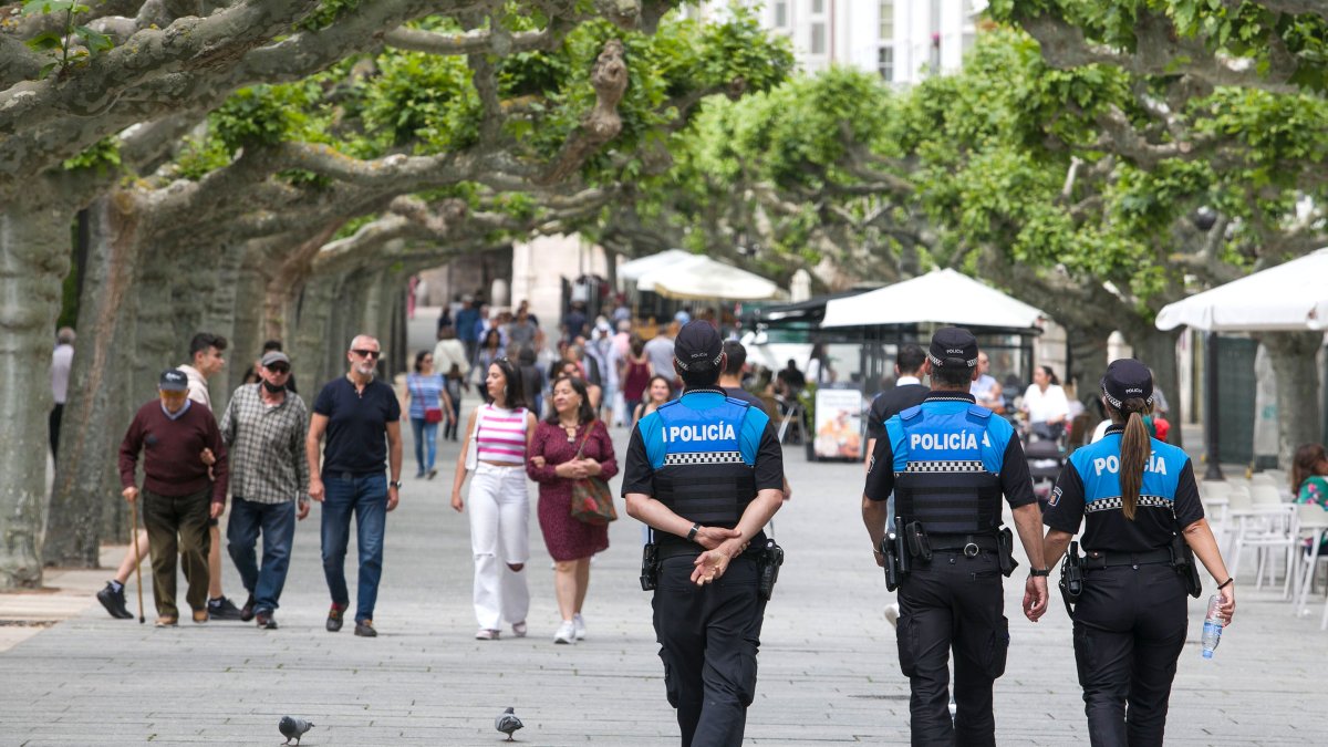 Los agentes de Policía Local en el paseo del Espolón durante un turno por el centro de la ciudad. TOMÁS ALONSO