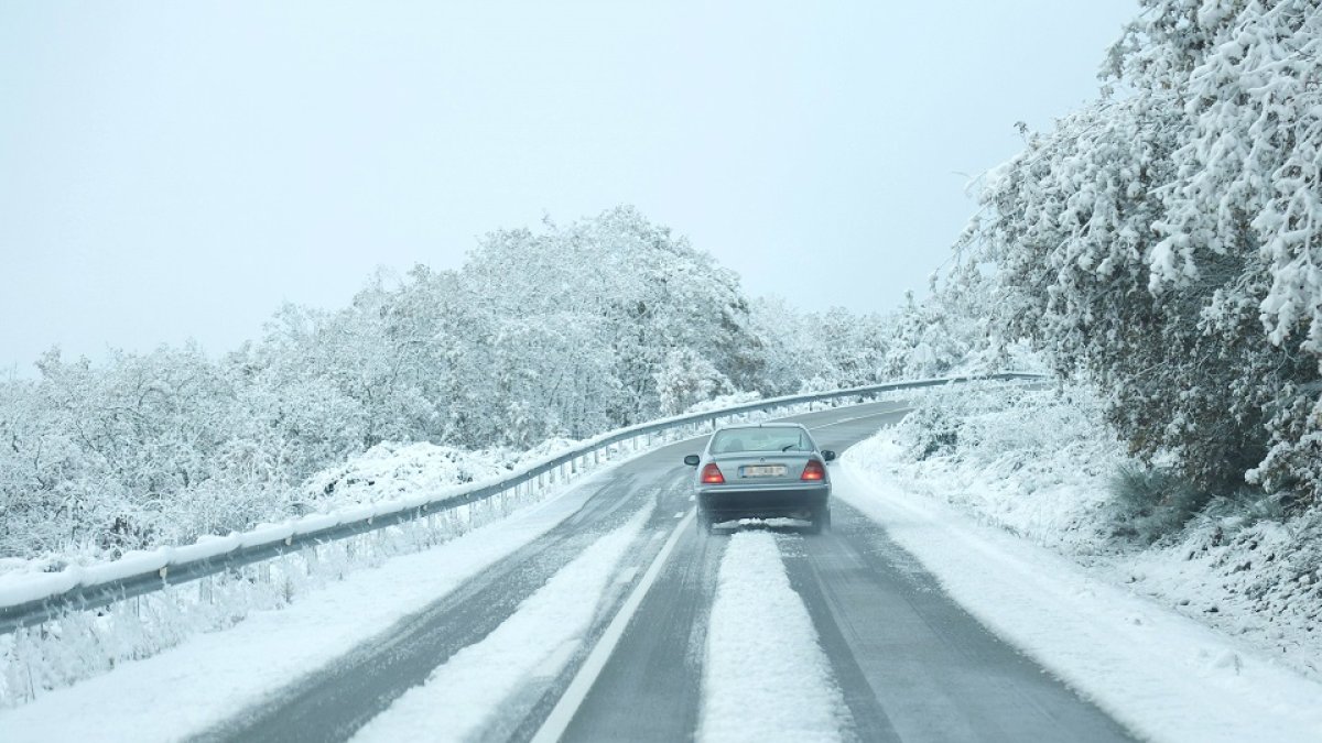 Nieve en una carretera de la provincia de Salamanca. Archivo - ICAL