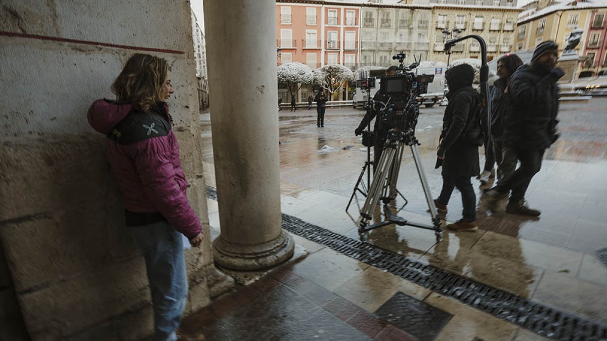 Imagen de un momento de grabación de los cortos de David Pérez Sañudo en la plaza mayor de Burgos. CARLOS MATEO
