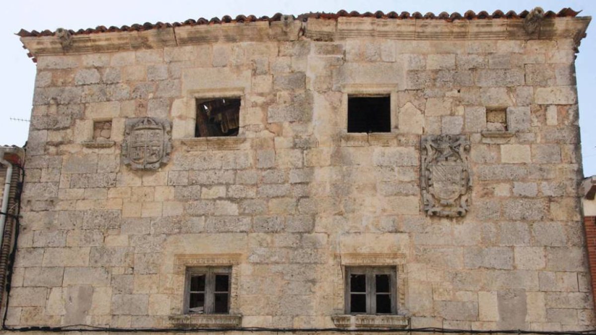 Los escudos heráldicos de la Casona de los Torres recuerdan la historia de la villa.-G. González