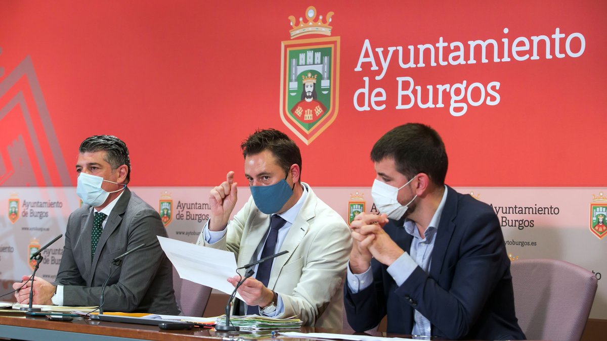 Rueda de prensa del alcalde de Burgos, Daniel de la Rosa, el vicealcalde, Vicente Marañón y el concejal de Hacienda, David Jurado. TOMÁS ALONSO