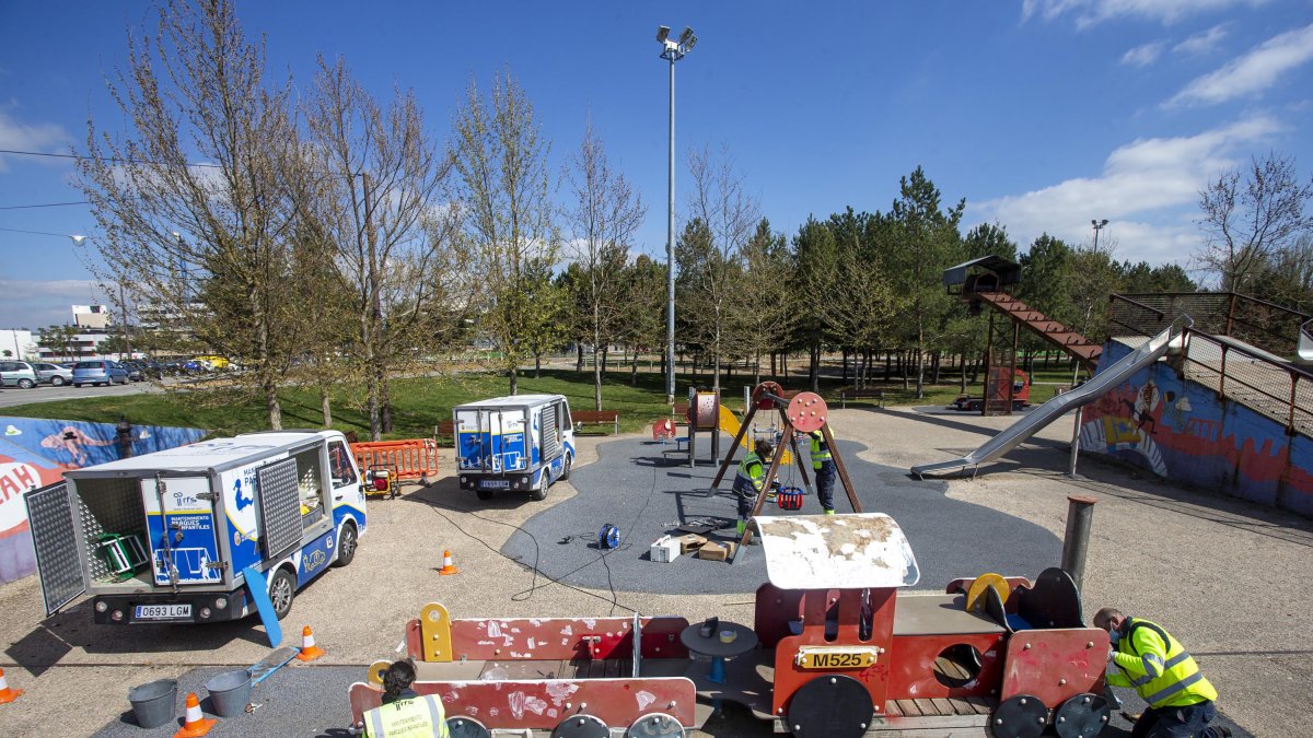 Los trabajadores de la empresa de mantenimiento renovaron recientemente el parque del Hangar. SANTI OTERO