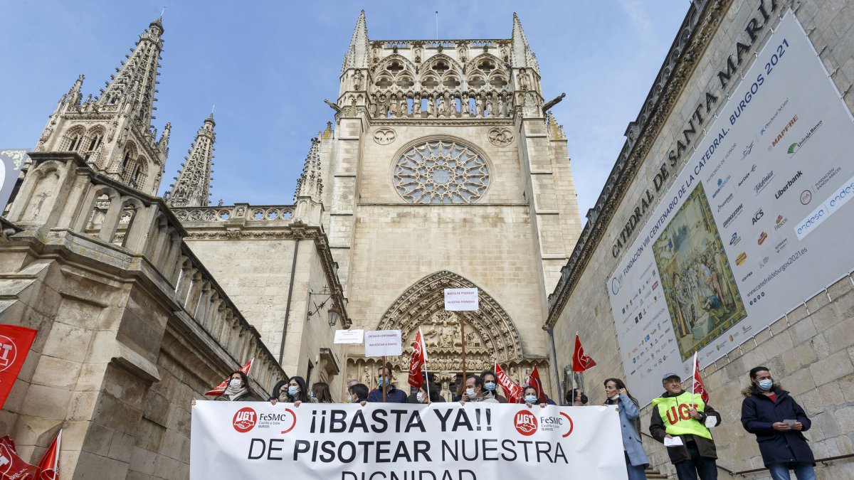 Los trabajadores de la Catedral se manifiestan frente a la Seo. SANTI OTERO