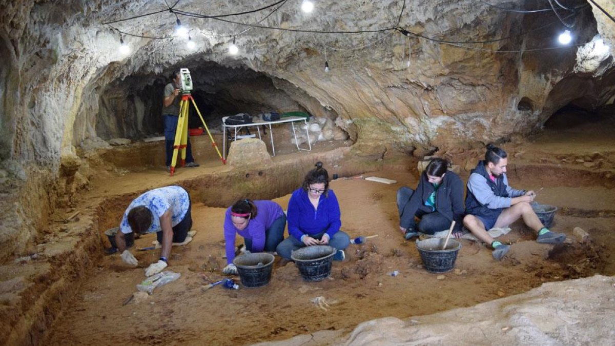 El equipo científico en el interior de la zona de excavación de lacueva.-ECB