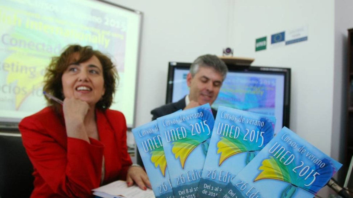 El director de Intecca, perteneciente a la UNED, Jorge Vega, junto a la profesora de la Universidad de León, Pilar Marqués, durante la presentación de los cursos de verano de la UNED en Ponferrada-Ical