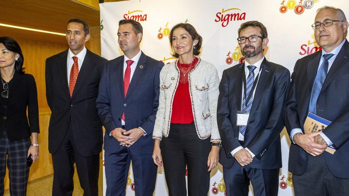 La ministra Reyes Maroto, acompañada por el alcalde de Burgos y directivos de la firma cárnica.-SANTI OTERO