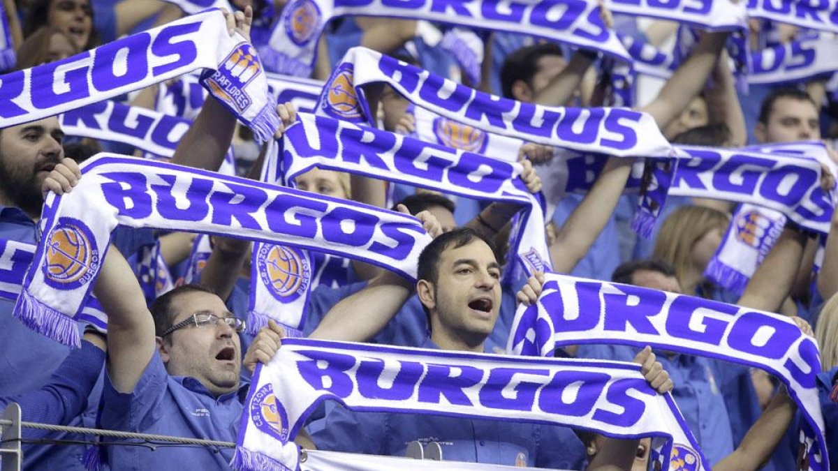 Aficionados del San Pablo Burgos animan durante un partido.-SANTI OTERO