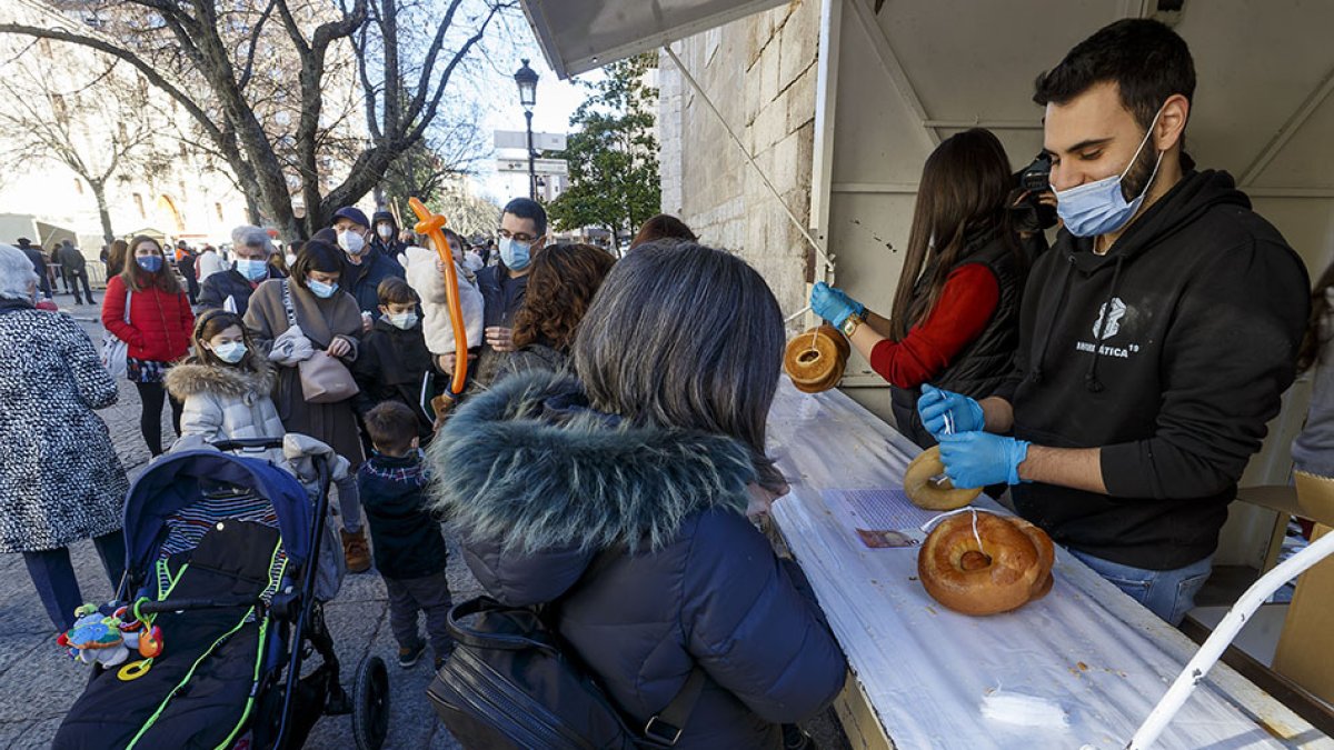Una mujer compra los panecillos de San Lesmes durante la pasada edición de las fiestas. SANTI OTERO