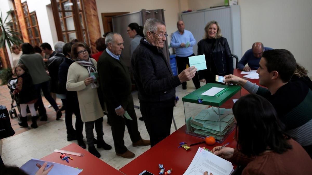 Votantes en Cuevas del Becerro.-JON NAZCA (REUTERS)