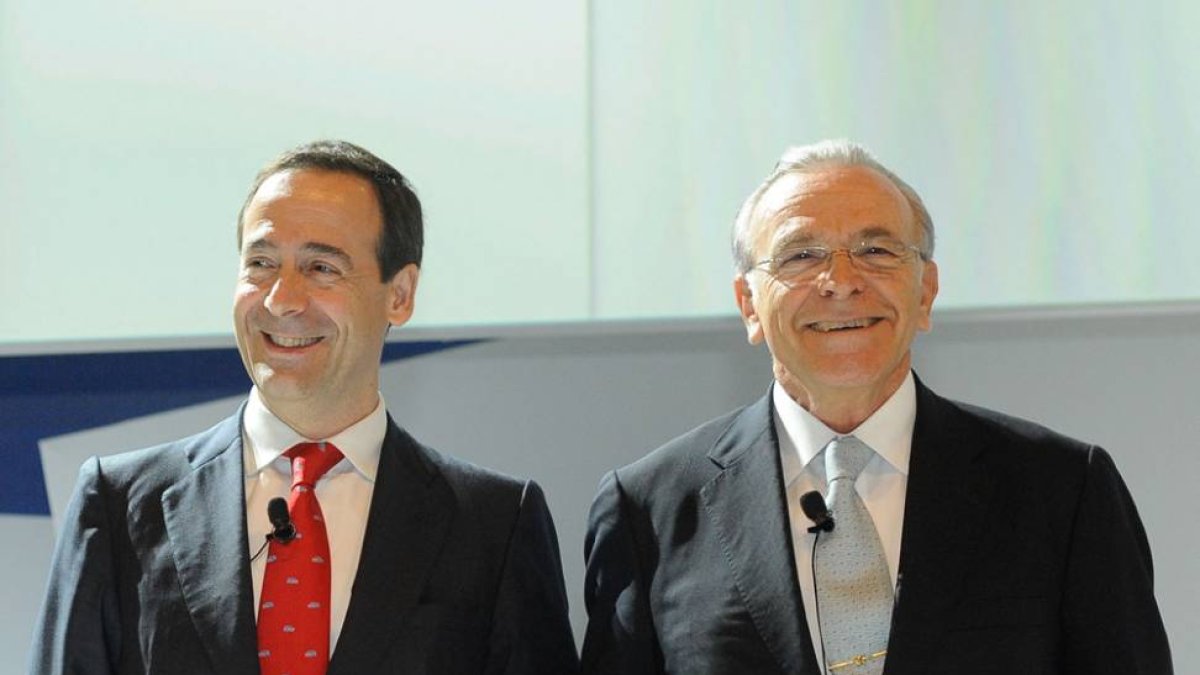 El consejero delegado, Gonzalo Gortázar (i), y el presidente, Isidro Fainé.-ECB