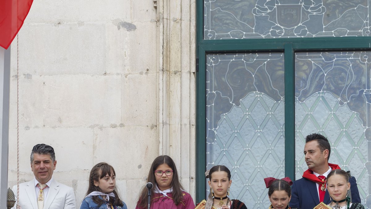 Daniela y Leire acompañadas por las reinas y damas infantiles, el alcalde y el vicealcalde. SANTI OTERO