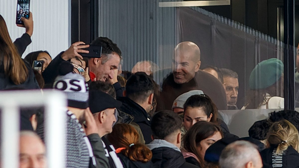 Zidane se fotografía con los aficionados del Burgos en el palco de El Plantío. Santi Otero