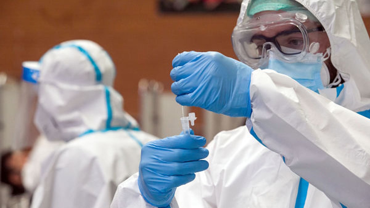 Un sanitario realiza un test de antígenos en uno de los cribados en el polideportivo universitario. TOMÁS ALONSO